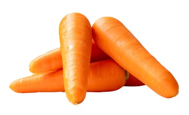 Yığınla taze turuncu havuç kökleri beyaz arka planda kırpma yolu ile izole edilmiştir..