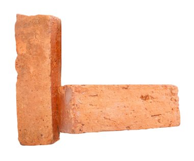 Yığındaki iki çatlamış kırmızı ya da turuncu tuğlanın yan görünümü kırpma yolu ile beyaz arkaplanda izole edilmiştir..