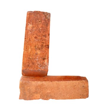 Yığındaki iki çatlamış kırmızı ya da turuncu tuğlanın yan görünümü kırpma yolu ile beyaz arkaplanda izole edilmiştir..