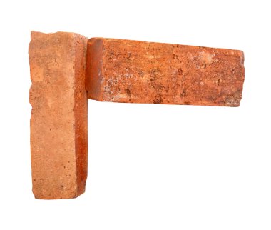 Yığındaki iki çatlamış kırmızı ya da turuncu tuğlanın yan görünümü kırpma yolu ile beyaz arkaplanda izole edilmiştir..