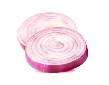 Üst üste iki İspanyol soğan veya kırmızı soğan dilimi kesme yolu ile beyaz arka planda izole edilir..