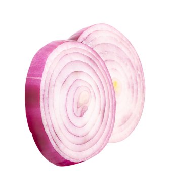 Üst üste iki İspanyol soğan veya kırmızı soğan dilimi kesme yolu ile beyaz arka planda izole edilir..