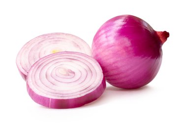 Tek taze soyulmamış kırmızı ya da mor soğan soğanı soğan soğan soğanı iki soğan dilimli yığın halinde beyaz arka planda kırpma yolu ile izole edilir..