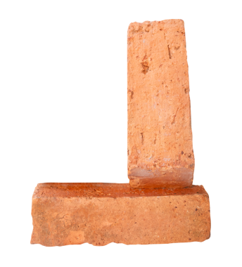 Yığındaki iki çatlamış eski kırmızı veya turuncu tuğlanın yan görünümü png dosya biçiminde kırpma yolu ile izole edilmiştir.