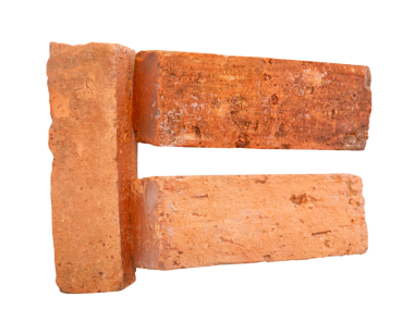 Yığındaki üç çatlamış eski kırmızı veya turuncu tuğla yan görünümü png dosya biçiminde kırpma yolu ile izole edilmiştir.