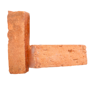 Yığındaki iki çatlamış eski kırmızı veya turuncu tuğlanın yan görünümü png dosya biçiminde kırpma yolu ile izole edilmiştir.