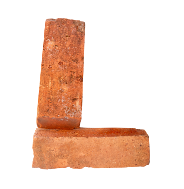 Yığındaki iki çatlamış eski kırmızı veya turuncu tuğlanın yan görünümü png dosya biçiminde kırpma yolu ile izole edilmiştir.