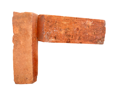 Yığındaki iki çatlamış eski kırmızı veya turuncu tuğlanın yan görünümü png dosya biçiminde kırpma yolu ile izole edilmiştir.