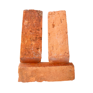 Yığındaki üç çatlamış eski kırmızı veya turuncu tuğla yan görünümü png dosya biçiminde kırpma yolu ile izole edilmiştir.