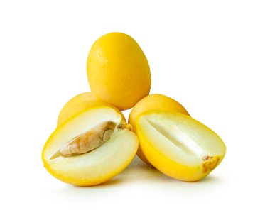 Taze olgun, sarı palmiye meyveleri üst üste yığılır ve beyaz arka planda kırpma yolu ile izole edilir. Müslümanlar için Ramazan ayında iftar yemeği kavramı