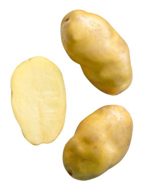 Yarısı çiğ patates yumrusu olan üst görünüm kümesi, kırpma yolu ile beyaz arka planda izole edilmiştir..