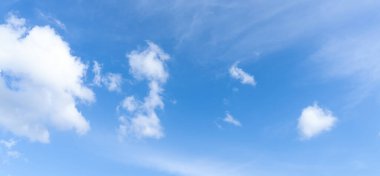 Düşük açı açısı ve güzel mavi gökyüzünün tam çerçevesi öğleden sonra tuhaf şekilli kabarık beyaz bulutlar ile güneşli bir günde dekoratif sanat çalışmalarında doğal arka plan dokusu olarak kullanılır..