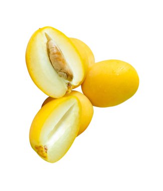 Taze olgun, sarı palmiye meyveleri üst üste yığılır ve beyaz arka planda kırpma yolu ile izole edilir. Müslümanlar için Ramazan ayında iftar yemeği kavramı