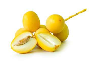 Taze olgun, sarı palmiye meyveleri üst üste yığılır ve beyaz arka planda kırpma yolu ile izole edilir. Müslümanlar için Ramazan ayında iftar yemeği kavramı