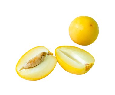 Taze olgun, sarı palmiye meyvelerinin yarısı küme halinde beyaz arka planda kırpma yolu ile izole edilir. Müslümanlar için Ramazan ayında iftar yemeği kavramı