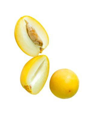 Taze olgun, sarı palmiye meyvelerinin yarısı küme halinde beyaz arka planda kırpma yolu ile izole edilir. Müslümanlar için Ramazan ayında iftar yemeği kavramı