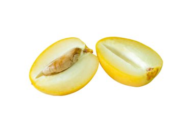 Taze olgun, sarı hurma meyveleri üst üste iki yarım halinde beyaz arka planda kırpma yolu ile izole edilir. Müslümanlar için Ramazan ayında iftar yemeği kavramı