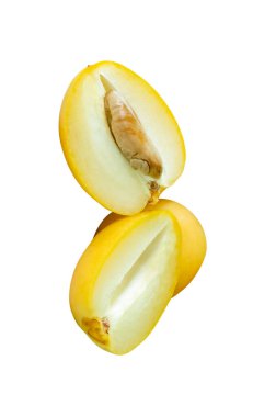 Taze olgun, sarı palmiye ağaçlarının yarısı beyaz arka planda kırpma yolu ile izole edilir. Müslümanlar için Ramazan ayında iftar yemeği kavramı