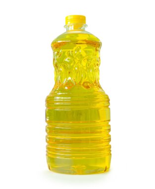 Şeffaf plastik şişedeki bitkisel yağ veya palmiye yağı kesme yolu ile beyaz arka planda izole edilir..