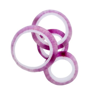 Taze kırmızı ya da mor İspanyol soğan halkalarının ya da yığın halinde dilimlerin üst görünümü kırpma yolu ile beyaz arkaplanda izole edilmiştir..