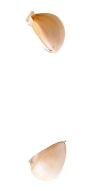 İki soyulmamış sarımsak karanfilinden oluşan üst görünüm kümesi kırpma yolu ile beyaz zemin üzerinde izole edilmiştir.