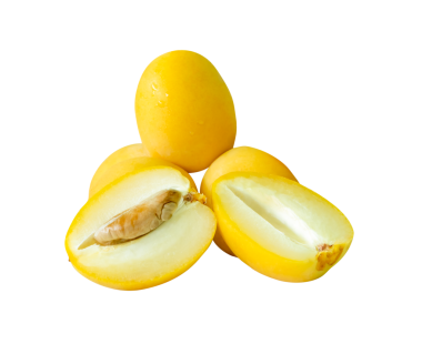 Taze olgun, sarı hurma meyveleri üst üste dizilmiş yarılar png dosya biçiminde kırpma yolu ile izole edilir. Müslümanlar için Ramazan ayında iftar yemeği kavramı