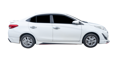 Ufuktaki beyaz spor sedan aracın sağ tarafı png dosya biçiminde kırpma yolu ile izole edilmiştir.