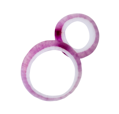 Taze kırmızı ya da mor İspanyol soğan halkalarının ya da yığın içindeki dilimlerin üst görünümü png dosya biçiminde kırpma yolu ile izole edilir.