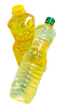 İki şeffaf plastik şişe rafine edilmiş palmiye ve soya yağı beyaz arka planda kırpma yolu ile izole edilir..