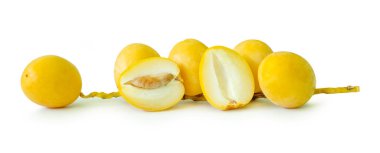 Taze, olgun, sarı, Barhi hurma palmiyesi meyveleri üst üste yığılır ve beyaz arka planda kırpma yolu ile izole edilir. Müslümanlar için Ramazan ayında iftar yemeği kavramı