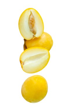 Taze olgun sarı Barhi hurma meyveleri sette ve küçük demet yarım yığın halinde beyaz arka planda kırpma yolu ile izole edilir. Müslümanlar için Ramazan ayında iftar yemeği kavramı