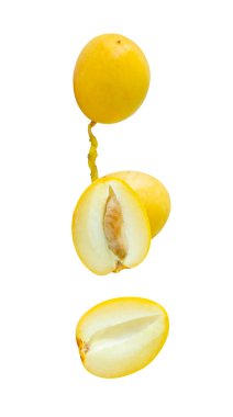 Taze olgun sarı Barhi hurma meyveleri sette ve küçük demet yarım yığın halinde beyaz arka planda kırpma yolu ile izole edilir. Müslümanlar için Ramazan ayında iftar yemeği kavramı