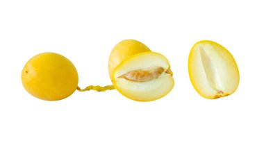 Taze olgun sarı Barhi hurma meyveleri sette ve küçük demet yarım yığın halinde beyaz arka planda kırpma yolu ile izole edilir. Müslümanlar için Ramazan ayında iftar yemeği kavramı