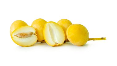 Taze, olgun, sarı, Barhi hurma palmiyesi meyveleri üst üste yığılır ve beyaz arka planda kırpma yolu ile izole edilir. Müslümanlar için Ramazan ayında iftar yemeği kavramı