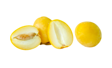 Taze olgun sarı Barhi hurma palmiyesi meyveleri ve üst üste dizilmiş küçük demet yarım png dosya biçiminde kırpma yolu ile izole edilir. Müslümanlar için Ramazan ayında iftar yemeği kavramı