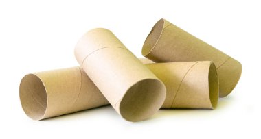 Kağıt çekirdeklerin yan görünümü ya da yığın içindeki tuvalet kağıdı tüpleri kırpma yolu ile beyaz arkaplanda izole edilir.