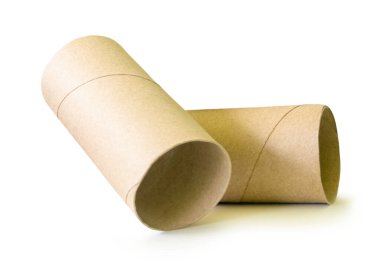 Kağıt çekirdeklerin yan görünümü ya da yığın içindeki tuvalet kağıdı tüpleri kırpma yolu ile beyaz arkaplanda izole edilir.