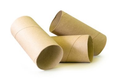 Kağıt çekirdeklerin yan görünümü ya da yığın içindeki tuvalet kağıdı tüpleri kırpma yolu ile beyaz arkaplanda izole edilir.