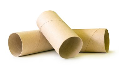 Kağıt çekirdeklerin yan görünümü ya da yığın içindeki tuvalet kağıdı tüpleri kırpma yolu ile beyaz arkaplanda izole edilir.