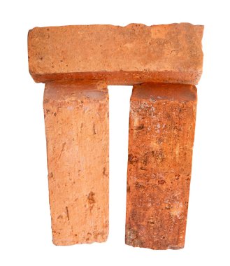 Yığındaki üç çatlamış kırmızı ya da turuncu tuğlanın yan görünümü kırpma yolu ile beyaz arkaplanda izole edilmiştir.