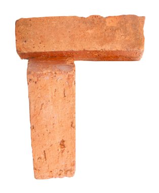 Yığındaki iki çatlamış kırmızı ya da turuncu tuğlanın yan görünümü kırpma yolu ile beyaz arkaplanda izole edilmiştir..