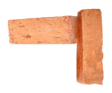 Yığındaki iki çatlamış kırmızı ya da turuncu tuğlanın yan görünümü kırpma yolu ile beyaz arkaplanda izole edilmiştir..