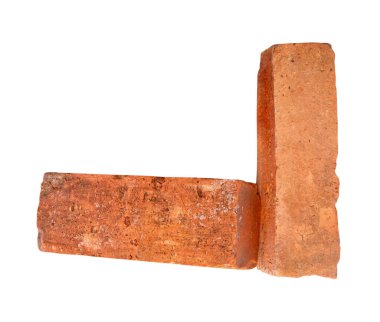 Yığındaki iki çatlamış kırmızı ya da turuncu tuğlanın yan görünümü kırpma yolu ile beyaz arkaplanda izole edilmiştir..