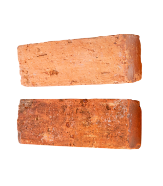İki eski turuncu veya kırmızı tuğla kümesi png dosya biçiminde kırpma yolu ile izole edilir.