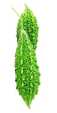 İki yeşil acı kabak ya da acı kavun yığını beyaz arka planda kırpma yolu ile izole edilir.