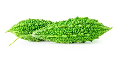 İki yeşil acı kabak ya da acı kavun yığını beyaz arka planda kırpma yolu ile izole edilir.