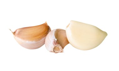 Kümelenmiş üç sarımsak karanfilinin yan görünümü kırpma yolu ile beyaz arkaplanda izole edilmiştir..