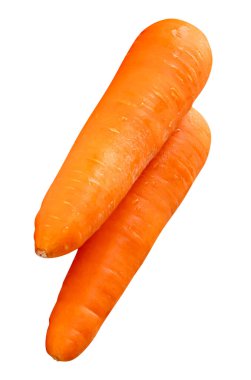 Yığının içindeki iki taze turuncu havuç kökünün yan görünümü kesme yolu ile beyaz arkaplanda izole edilmiştir..