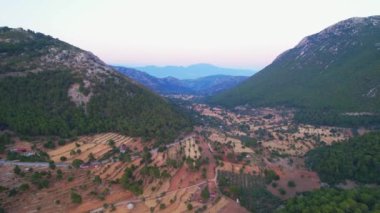 Yeşil Dağ Manzaralı Yol 'un üzerindeki hava aracı görüntüsü. Yüksek kalite 4k görüntü