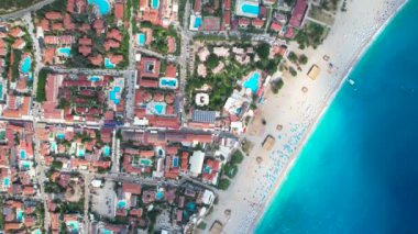 Türkiye 'de Turizm ve Gayrimenkul kıyısındaki Oludeniz kıyısındaki mavi suyu olan bir turist kasabası kıyı şeridinin inanılmaz manzarası. Yüksek kalite 4k görüntü